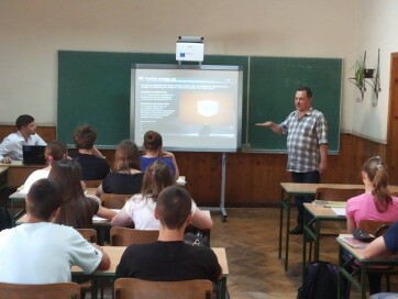 Korszerű taneszközök az MNT és a Corvina Könyvesbolt jóvoltából  - A cikkhez tartozó kép