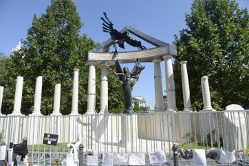 Budapest: Civilek és politikusok tiltakoztak a német megszállás áldozatainak emlékműve ellen - A cikkhez tartozó kép
