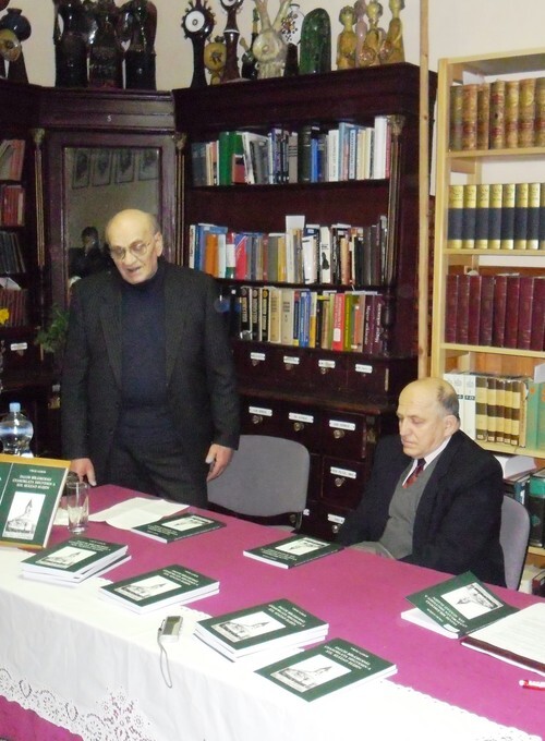 Vigh Rudolf méltatja a könyvet, mellette dr. Virág Gábor Vigh Rudolf méltatja a könyvet, mellette dr. Virág Gábor