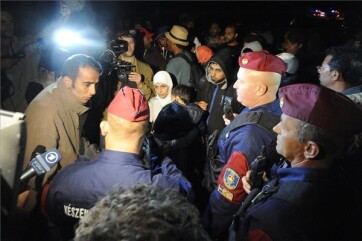 Visszatértek Röszkére az M5-ös autópályáról a migránsok - A cikkhez tartozó kép