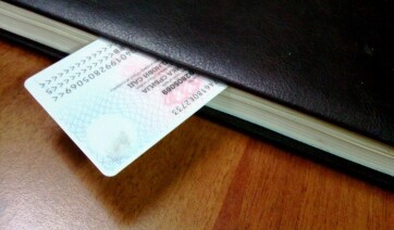 Le kell adni vagy csak felmutatni a személyi igazolványunkat? - A cikkhez tartozó kép