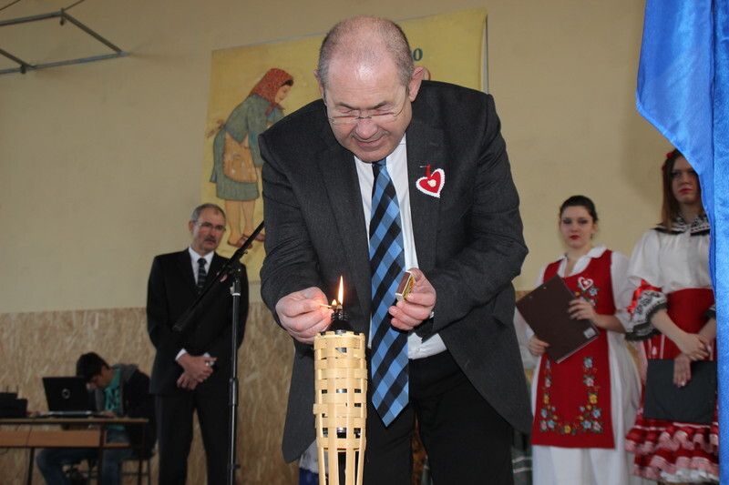 Pásztor István meggyújtja a Préló lángját