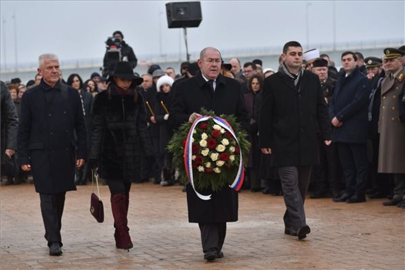 Pásztor István, a Vajdasági Magyar Szövetség (VMSZ) elnöke, a tartományi képviselőház elnöke, Miroslav Vasin, Aleksandra Đanković és Ivan Stijepović képviselőházi alelnökök megkoszorúzzák az 1942-es razzia, az úgynevezett "hideg napok" áldozatainak emlékművét a vérengzés 75. évfordulója alkalmából tartott újvidéki megemlékezésen Pásztor István, a Vajdasági Magyar Szövetség (VMSZ) elnöke, a tartományi képviselőház elnöke, Miroslav Vasin, Aleksandra Đanković és Ivan Stijepović képviselőházi alelnökök megkoszorúzzák az 1942-es razzia, az úgynevezett "hideg napok" áldozatainak emlékművét a vérengzés 75. évfordulója alkalmából tartott újvidéki megemlékezésen