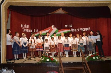 Oromhegyes és Orom polgárai is fejet hajtottak a forradalom hőseinek emléke előtt  - A cikkhez tartozó kép