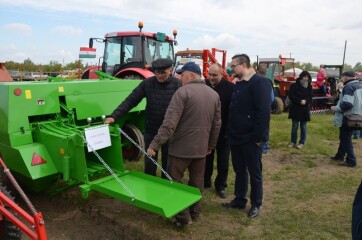 A Prosperitati támogatásával megvásárolt mezőgépek bemutatója a magyarkanizsai vásárban  - A cikkhez tartozó kép