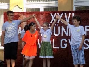 A szanpadon a völgyesi általános iskola utolsó diákjai