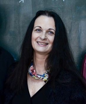 Verebes Krnács Erika előadóművész, az Újvidéki Rádió munkatársa.