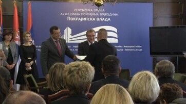 Háromezer elsős kap iskolatáskát a tartományi kormánytól - A cikkhez tartozó kép