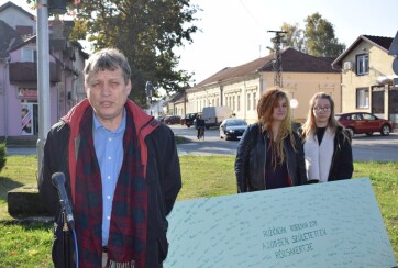 Zenta: Megújultak az újszülöttek rózsakertjeinek táblái - A cikkhez tartozó kép