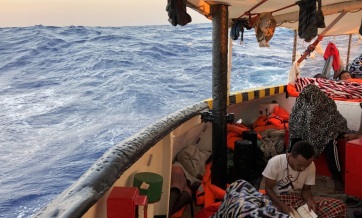 Európai Bizottság: Az uniós országok mutassanak szolidaritást a hajókon rekedt migránsok ügyében - A cikkhez tartozó kép