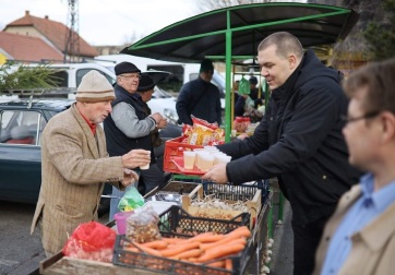 Halászlé és forralt bor az óbecsei piacon - A cikkhez tartozó kép