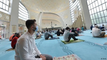 A muzulmánok világszerte óvintézkedések közepette ünneplik a ramadán végét - A cikkhez tartozó kép