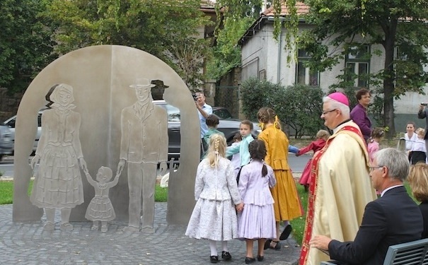 A német ősök emlékére felállított szobor Budakeszin 