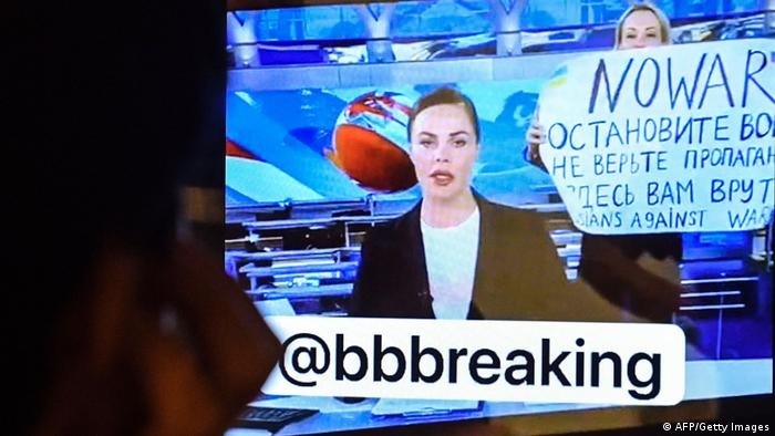 Marina Ovszjannikova márciusban az orosz köztévé élő műsorában tiltakozott Marina Ovszjannikova márciusban az orosz köztévé élő műsorában tiltakozott