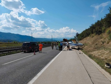 Kényszerleszállást hajtott végre egy kisrepülőgép a szlovén autópályán - A cikkhez tartozó kép