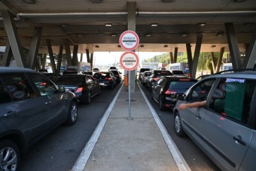 Hatalmas sorok a szerbiai határátkelőkön - A cikkhez tartozó kép