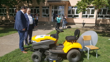 Fűnyíró traktor az oromi iskolának - A cikkhez tartozó kép