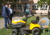 A polgármester átadja a fűnyírót - miniatűr változat