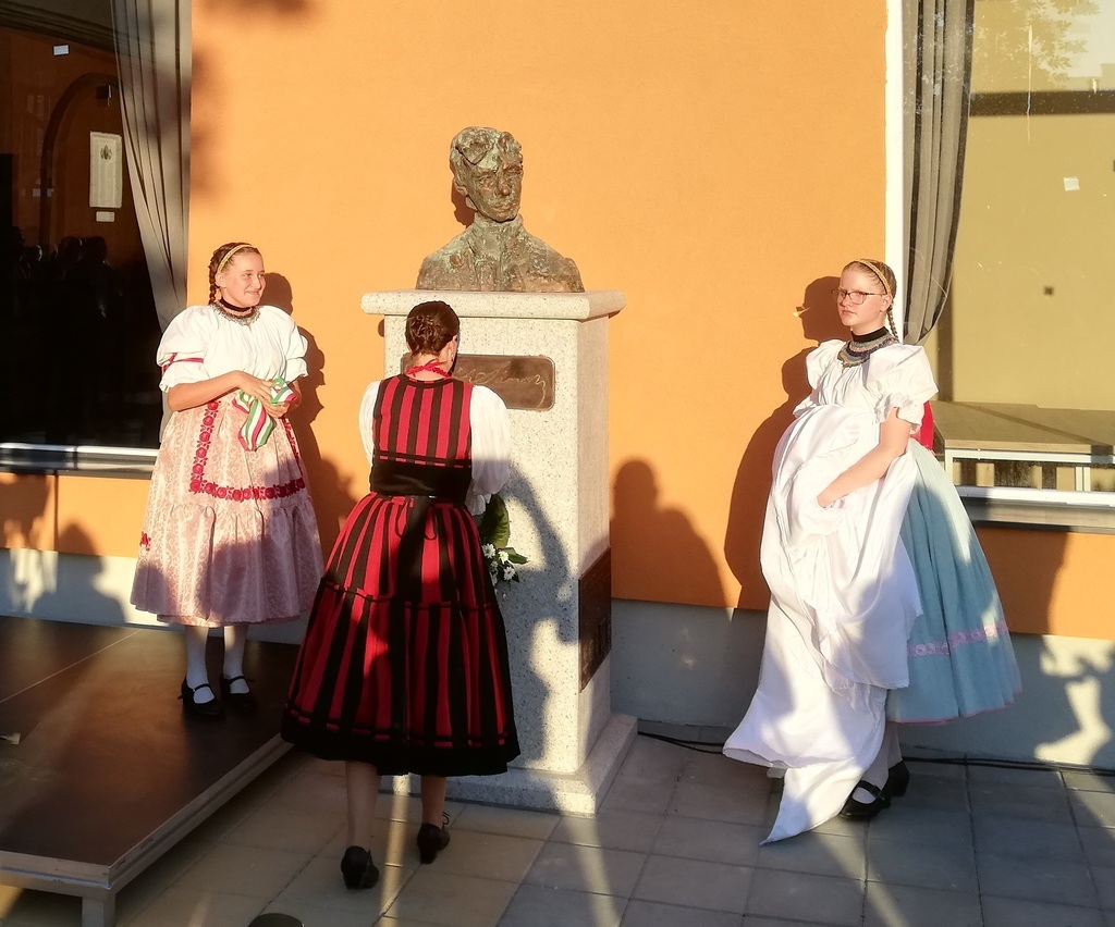 Kishegyesen a Petőfi Sándor Művelődési Egyesület táncosai leplezték le a szobrot