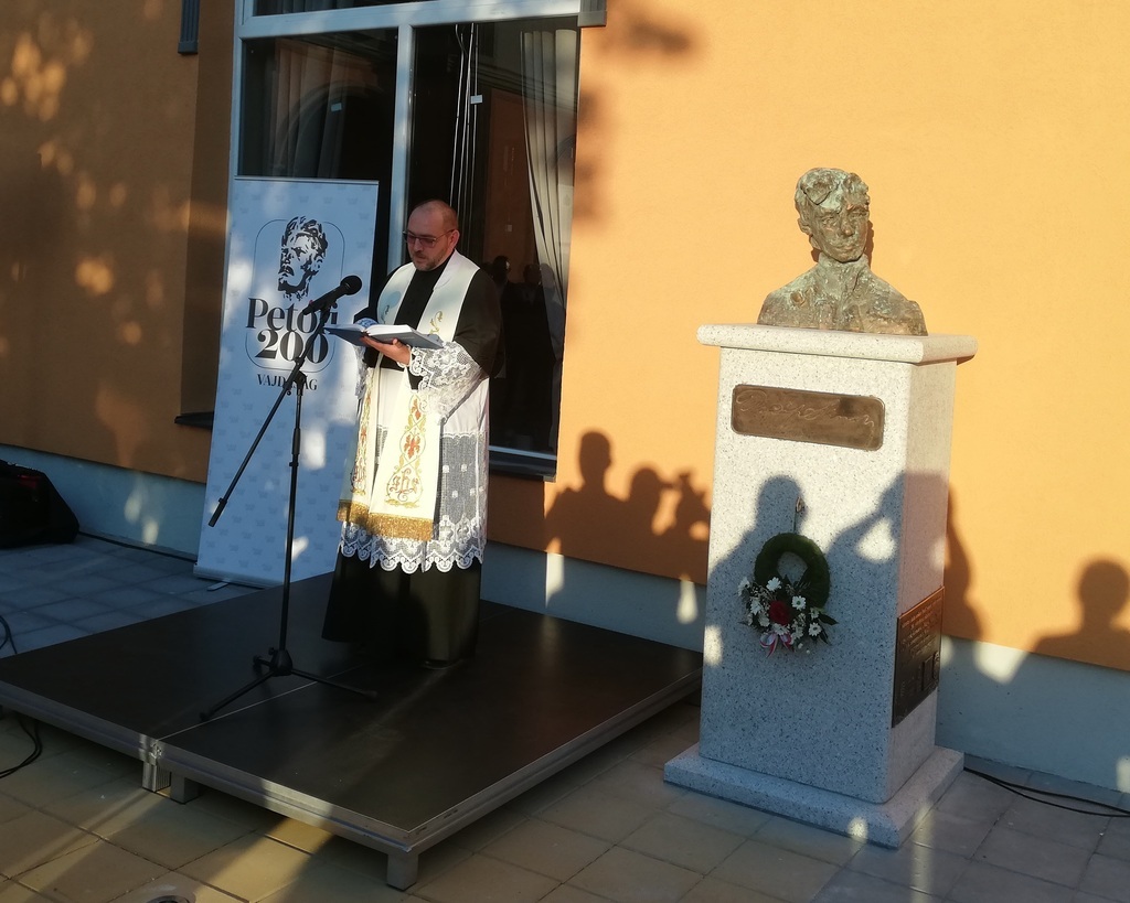 Mgr. Kara Nándor áldotta meg a szobrot