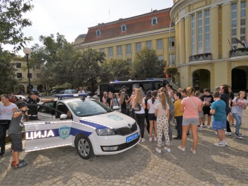 Rendőrségi bemutatót tartottak Zentán - A cikkhez tartozó kép