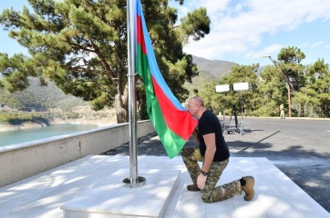 Hegyi-Karabah: Az azeri elnök felvonta az azerbajdzsáni lobogót Khankendiben - A cikkhez tartozó kép
