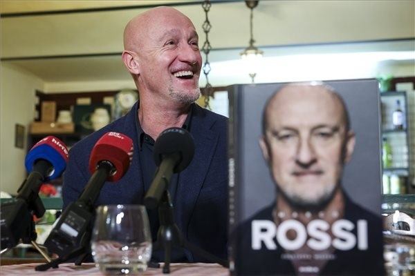 Marco Rossi, a magyar labdarúgó-válogatott szövetségi kapitánya a róla szóló könyv bemutatóján Marco Rossi, a magyar labdarúgó-válogatott szövetségi kapitánya a róla szóló könyv bemutatóján