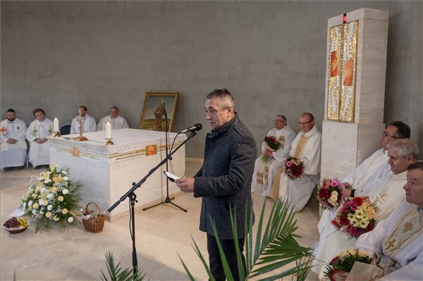 Potápi Árpád János beszédet mond az Assisi Szent Ferenc-templom felszentelésén a felvidéki Tompán Potápi Árpád János beszédet mond az Assisi Szent Ferenc-templom felszentelésén a felvidéki Tompán