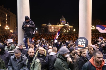 Könnygázt vetettek be a választás megismétlését követelő tüntetők ellen Belgrádban - A cikkhez tartozó kép