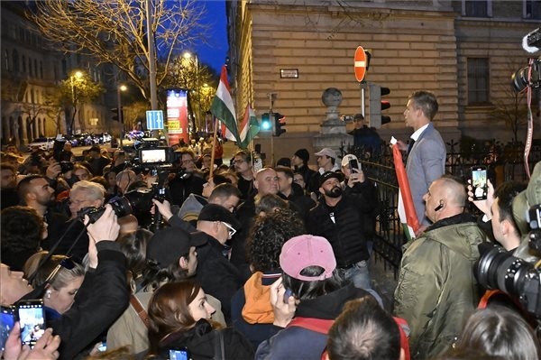 Magyar Péter jogász beszédet mond a Budapest belvárosába meghirdetett gyűlésén az Alkotmány utcában, a Legfőbb Ügyészség épületénél.  illusztráció