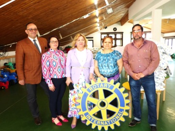 A zentai Rotary Klub takarókat ajándékozott a Hófehérke óvodának - A cikkhez tartozó kép