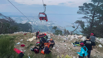 Egy ember meghalt, közel 200-an a levegőben rekedtek, miután kidőlt egy drótkötélpálya oszlopa Törökországban - illusztráció