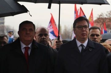 A srebrenicai bosnyák egyesületek vizsgálatot követelnek Vučić és Dodik ellen a népirtás tagadása miatt - A cikkhez tartozó kép