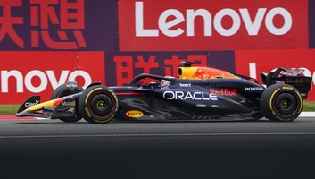 Kínai Nagydíj: Verstappené a Red Bull 100. pole pozíciója - illusztráció