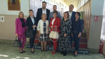Okostábla, informatikai eszközök, padok a horgosi iskolának  - A cikkhez tartozó kép