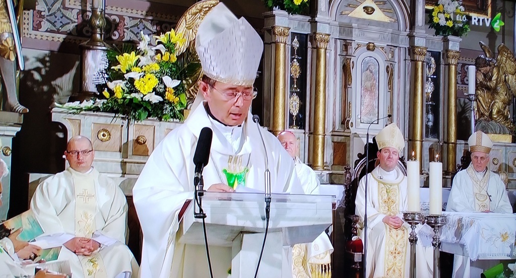 Msgr. Rrok Gjonlleshaj bári érsek, a Szent Cirill és Metód Nemzetközi Püspöki Konferencia nevében mondott köszöntőt