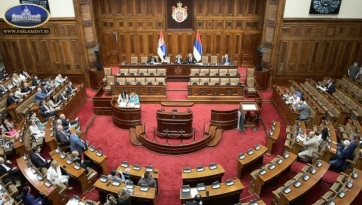 Szerb parlament: Elfogadták a költségvetés módosítását, emelkedik a családi pótlék - A cikkhez tartozó kép
