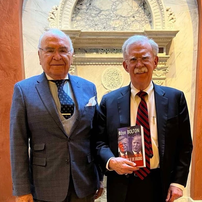 John Bolton és az emlékirat szerb nyelvű kiadásának szerkesztője, Branko Mikašinović