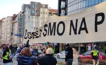 A BIA újvidéki épülete előtt tüntettek az egyetemisták: „Baráti beszélgetésre jöttünk“ - A cikkhez tartozó kép
