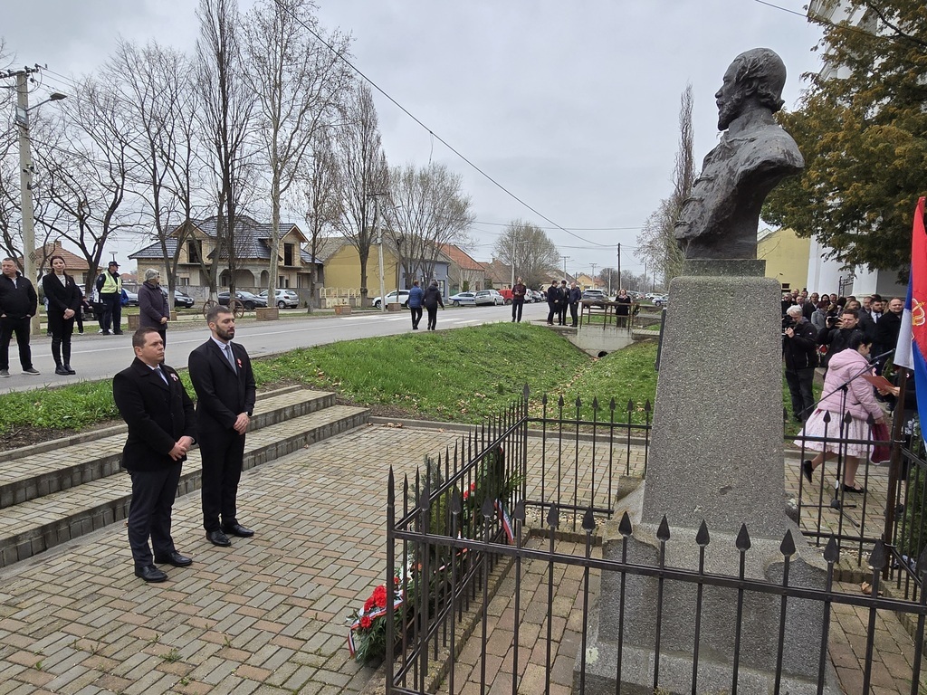A VMSZ nevében Ótott Róbert és Kerekes József koszorúzott A VMSZ nevében Ótott Róbert és Kerekes József koszorúzott