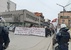 A tüntetők egy hatalmas transzparensre azt írták: A korrupció öl, a pártokrácia elűz, Leskovac eltűnik - miniatűr változat