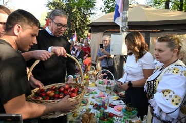 Vučić köszönetet mondott és tojást adott a tanulni vágyó egyetemistáknak - A cikkhez tartozó kép