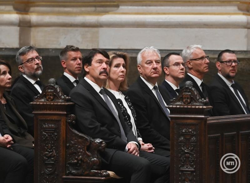 Áder János volt köztársasági elnök és felesége, Herczegh Anita, illetve Semjén Zsolt miniszterelnök-helyettes, Timár István Szilveszter, a Sándor-palota főigazgatója és Soltész Miklós, a Miniszterelnökség egyházi és nemzetiségi kapcsolatokért felelős államtitkára (b-j), mögöttük Magyar Péter, a Tisza Párt elnöke a 88 éves korában elhunyt római katolikus egyházfő, Ferenc pápa lelki üdvéért tartott szentmisén, amelyet a Magyar Katolikus Püspöki Konferencia (MKPK) tagjai mutattak be a Szent István-bazilikában 2025. április 23-án. Áder János volt köztársasági elnök és felesége, Herczegh Anita, illetve Semjén Zsolt miniszterelnök-helyettes, Timár István Szilveszter, a Sándor-palota főigazgatója és Soltész Miklós, a Miniszterelnökség egyházi és nemzetiségi kapcsolatokért felelős államtitkára (b-j), mögöttük Magyar Péter, a Tisza Párt elnöke a 88 éves korában elhunyt római katolikus egyházfő, Ferenc pápa lelki üdvéért tartott szentmisén, amelyet a Magyar Katolikus Püspöki Konferencia (MKPK) tagjai mutattak be a Szent István-bazilikában 2025. április 23-án.
