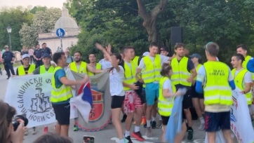 Félúton Brüsszelbe: Megérkeztek Salzburgba a maratonfutó egyetemisták - A cikkhez tartozó kép