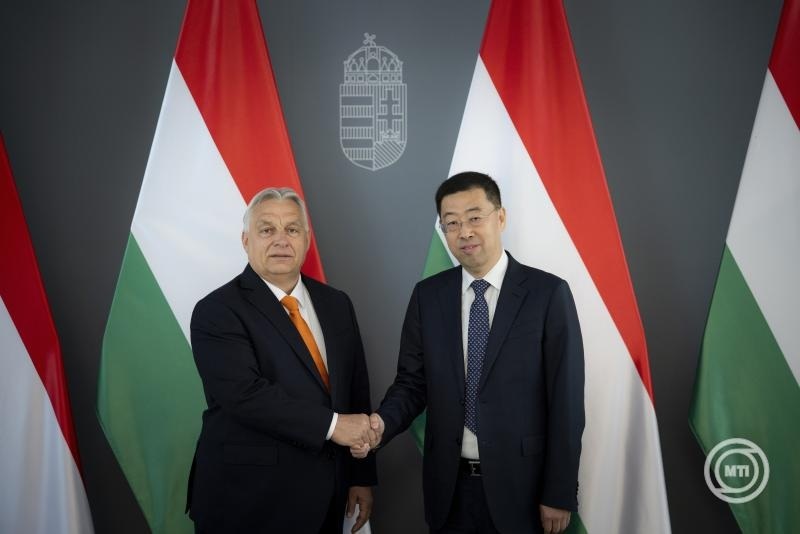 Orbán Viktor miniszterelnök fogadja Kö Haj-csiaót, a Bank of China elnökét a Karmelita kolostorban Orbán Viktor miniszterelnök fogadja Kö Haj-csiaót, a Bank of China elnökét a Karmelita kolostorban