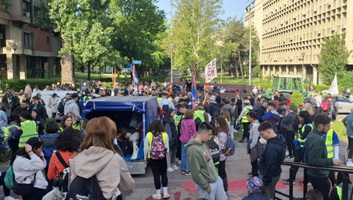 Újvidéki diákok gyalog indultak el Szabadkára a tüntetésre - illusztráció