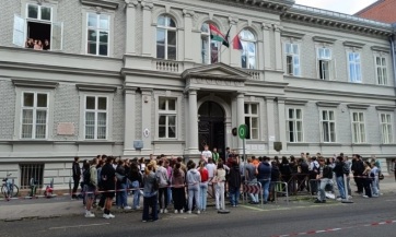 A szerb oktatási miniszter látogatása ellen tiltakoztak a budapesti szerb gimnázium tanulói - A cikkhez tartozó kép