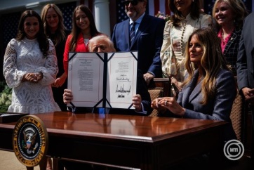 Donald Trump aláírta az online zsarolás és kizsákmányolás elleni törvényt - A cikkhez tartozó kép