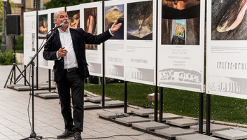 Berecz András mesemondó fotókiállítása Zentán - illusztráció
