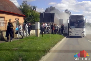 Füstbe borult a Lasta autóbusza Szabadkán - A cikkhez tartozó kép